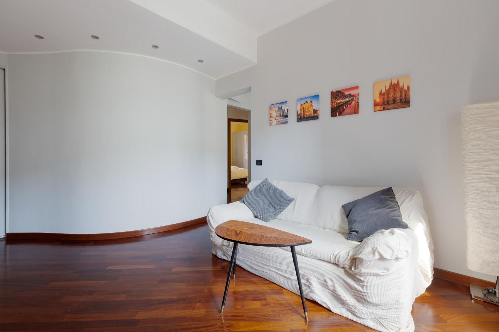Sondrio M3 - Spacious With Balcony! * Milan